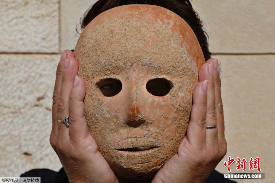 考古学家展示新石器时代石制面具 做工精良
