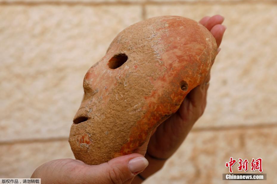 考古学家展示新石器时代石制面具 做工精良