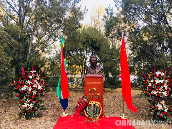 南非前总统曼德拉的雕像揭幕仪式在北京举行