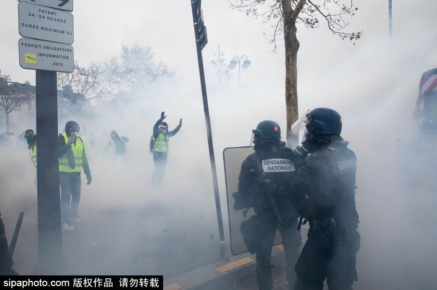 法国：“黄色背心”在南特示威 现场混乱多人受伤