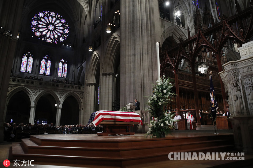 美国前总统老布什葬礼举行 小布什致悼词几度哽咽轻抚灵柩