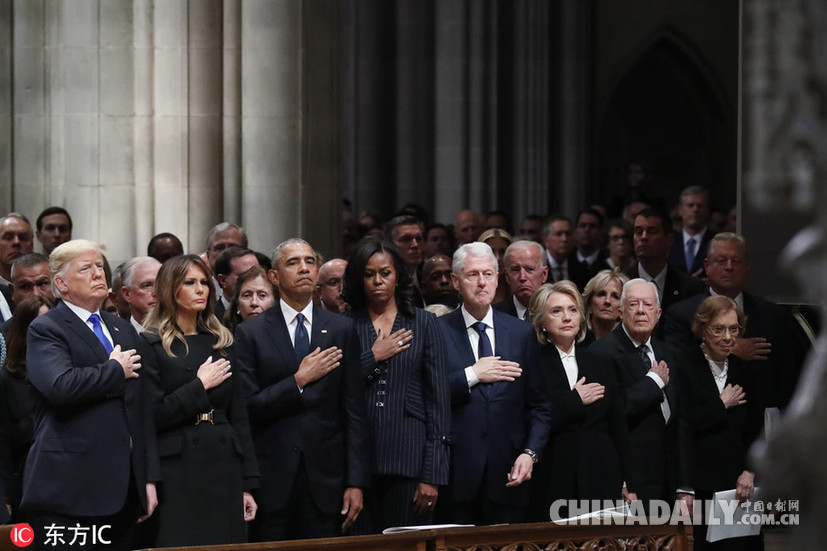 美国前总统老布什葬礼举行 小布什致悼词几度哽咽轻抚灵柩