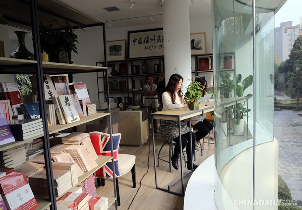 西安网红书店成“爆款” “玻璃盒”中享受惬意阅读时光