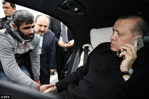 土耳其男子欲跳桥自杀 总统碰巧经过将其劝下