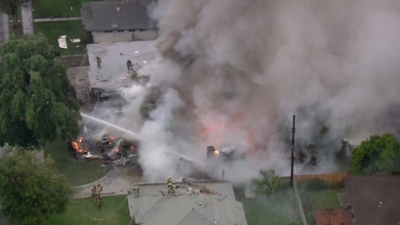 美国飞机坠入民宅致4死 飞行员废墟中爬出