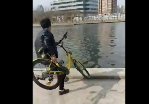 男子直播扔共享单车 警方立即实施抓捕【图】