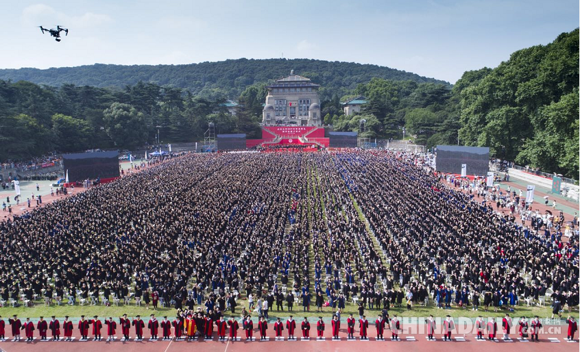 壮观！航拍武汉大学7000人毕业典礼