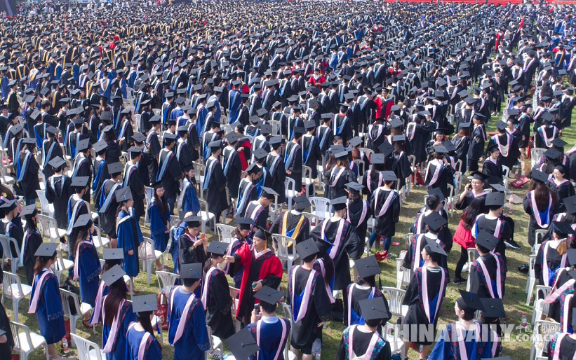 壮观！航拍武汉大学7000人毕业典礼