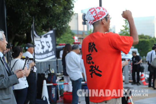 东京民众示威抗议 安倍内阁支持率再跌