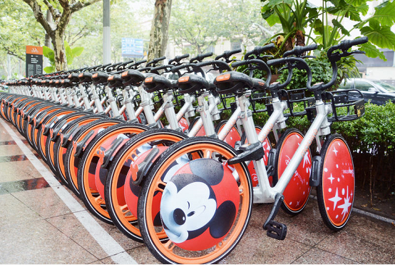 米奇米妮骑行上海 摩拜单车携手迪士尼商店爱在一“骑”