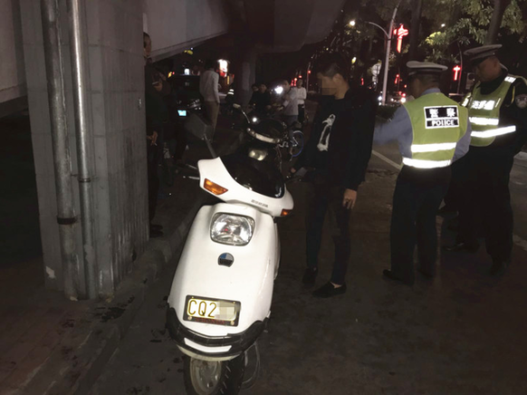 广东汕头交警抓获一醉驾弃车逃跑者