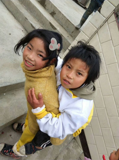 云南9岁女孩每天背哥哥上下学 “我永远做哥哥的小拐杖，永远不丢下他”