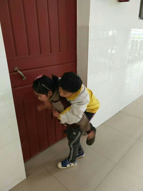 云南9岁女孩每天背哥哥上下学 “我永远做哥哥的小拐杖，永远不丢下他”