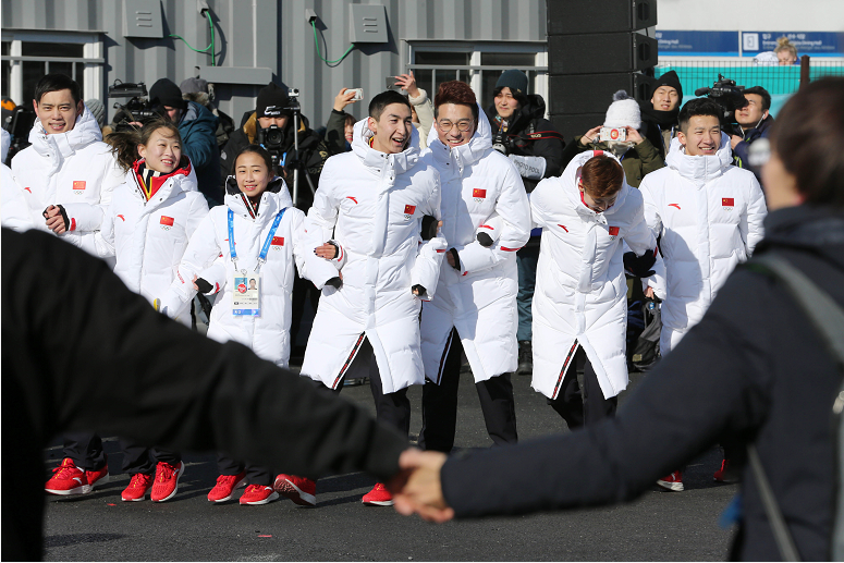平昌冬奥会中国体育代表团升旗仪式在江陵运动员村举行