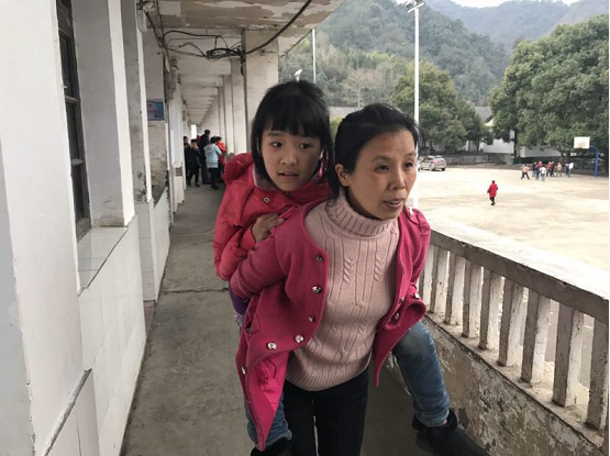 【暖新闻】湖南母亲十年如一日背脑瘫女儿求医上学