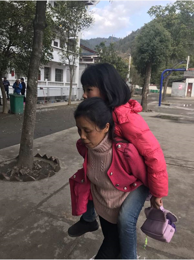 【暖新闻】湖南母亲十年如一日背脑瘫女儿求医上学