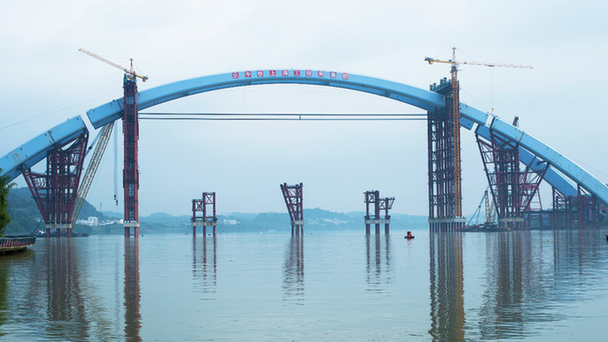 5885吨“巨无霸”空中完美对接 世界第一大有推力钢箱梁拱桥主拱吊装到位