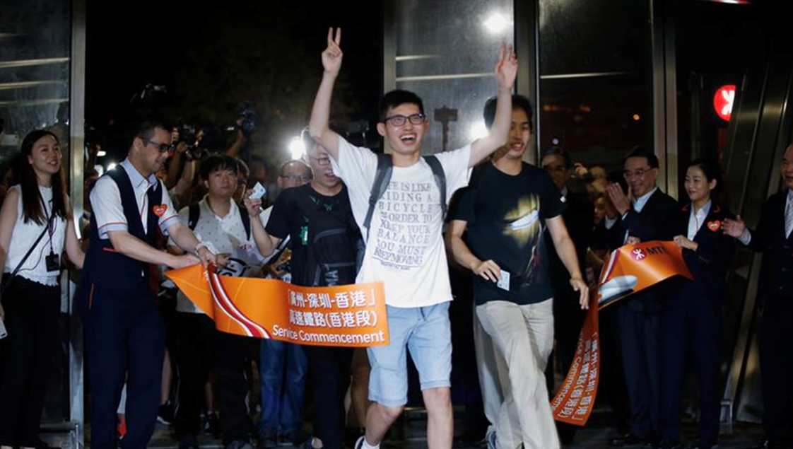 广深港高铁开通首日民众热情体验，沿线车站运营通畅