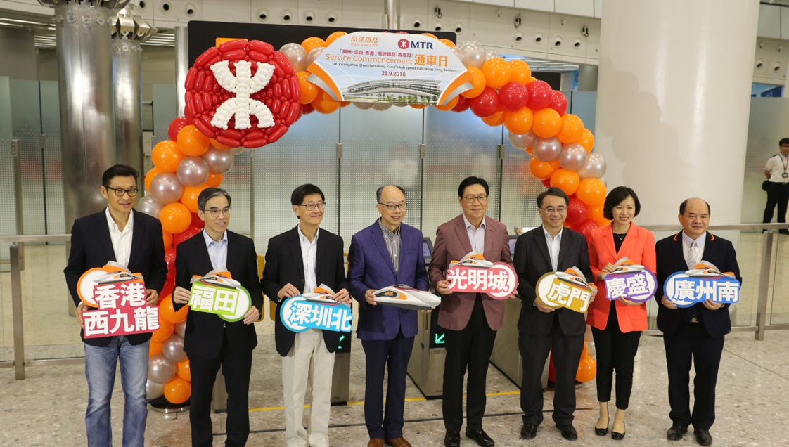 广深港高铁开通首日民众热情体验，沿线车站运营通畅