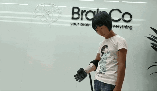 哈佛大学中国博士创立“脑机接口”公司，帮助失臂女孩用意识控制假肢