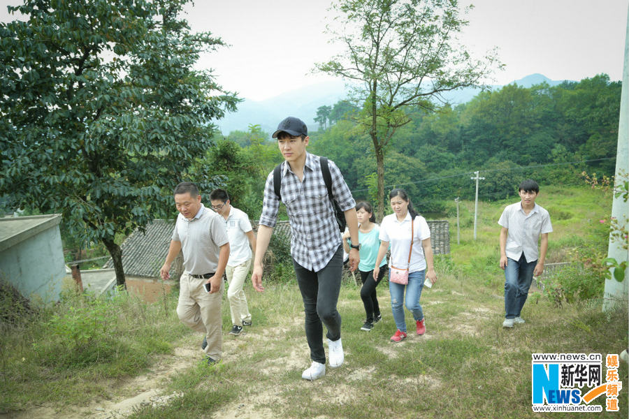 高云翔河南公益行 帮扶贫困学生送关爱