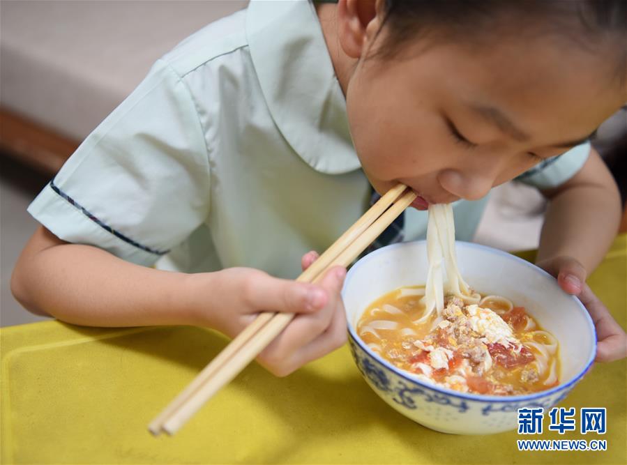 双城记：跨境学童的一天