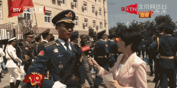 抗战胜利70周年阅兵结束 仪仗队战士接受采访萌翻网友