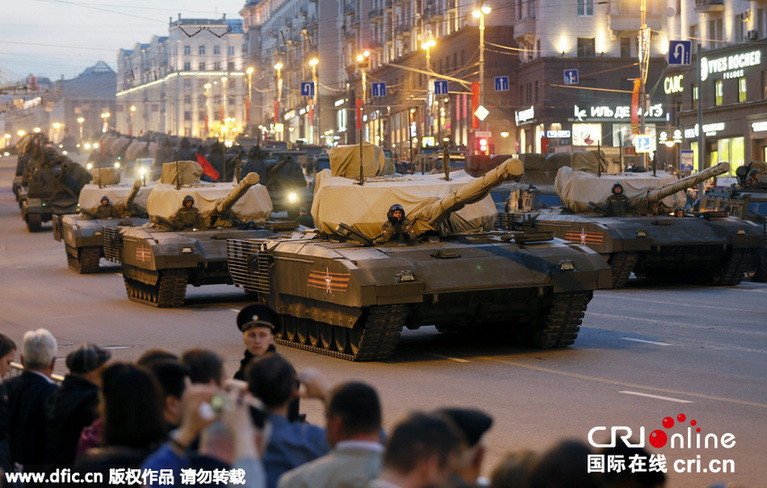 俄胜利日阅兵夜间彩排 装甲车驶上街道引围观（组图）
