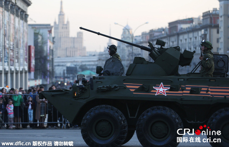 俄胜利日阅兵夜间彩排 装甲车驶上街道引围观（组图）