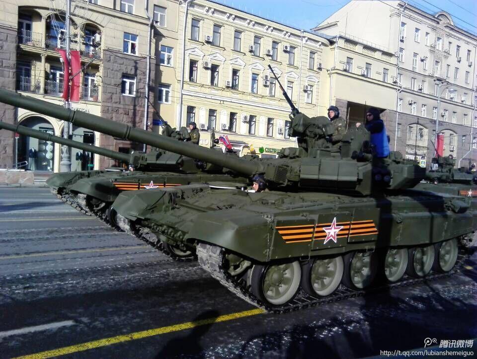 网友拍摄俄罗斯红场外待检阅坦克集结