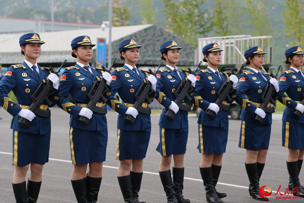 三军仪仗队女兵将首次亮相阅兵式