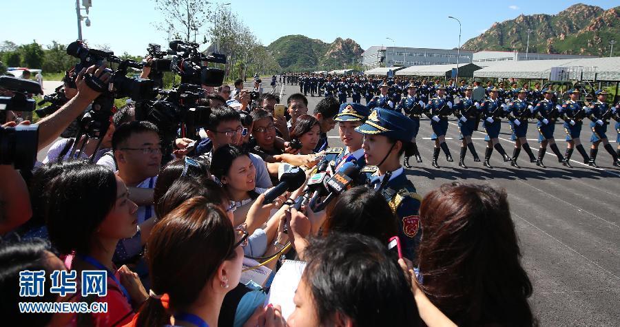 外国记者采访解放军受阅女兵