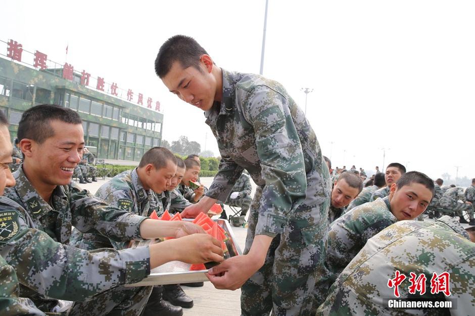 9:00-一名战士正在给官兵分发西瓜.