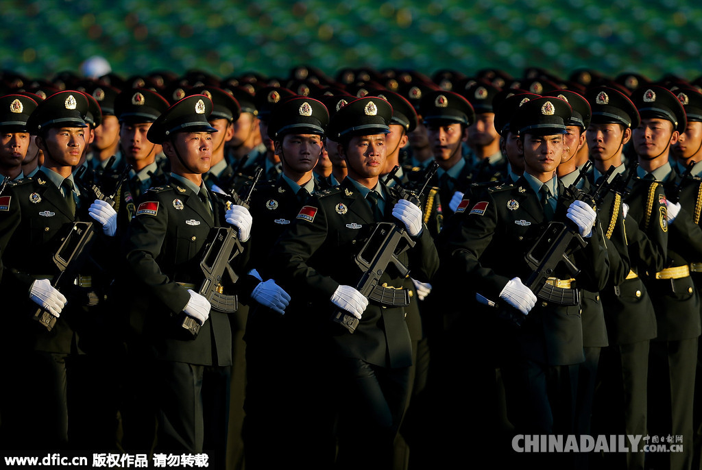 阅兵倒计时 解放军乘坐大巴车抵达天安门广场