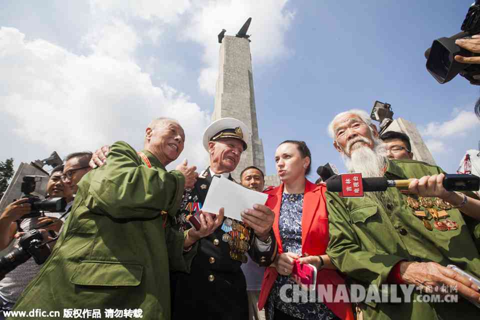 中俄老兵长春祭奠苏联红军烈士 忆战火纷飞年代
