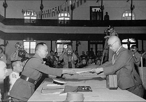 话说1945·8·15昭和天皇宣布“终战”，无条件投降