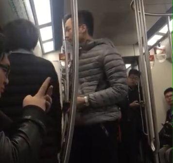 男子地铁辱骂两女 在女孩报警时抢夺手机（图）