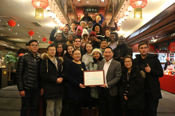 对外经贸大学来华留学生中国传统文化教育基地在老舍茶馆挂牌