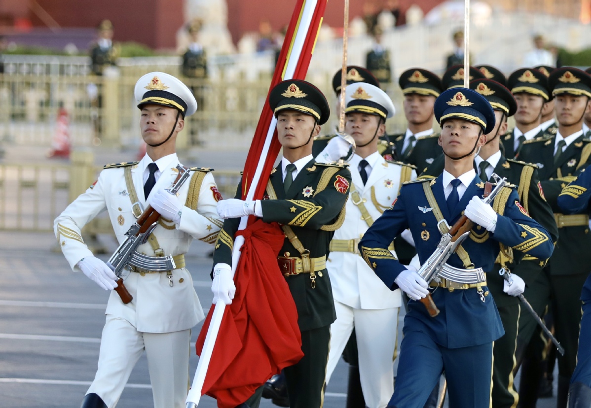 清华大学国旗仪仗队：爱国，用一种守护的姿势-清华大学