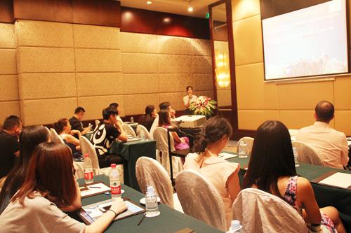 英国留学侨民教授阐发会：闻东说念主淑女是如何真金不怕火成的