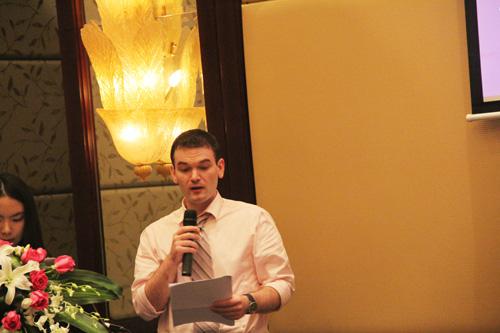 英国留学侨民教授阐发会：闻东说念主淑女是如何真金不怕火成的