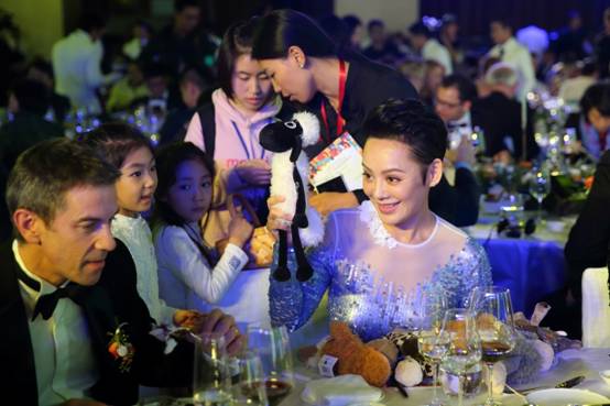 “关爱儿童与母亲慈善之夜”遣散 众明星多国名东说念主助力公益