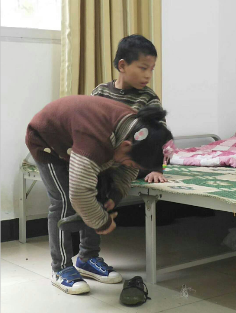 云南9岁女孩每天背哥哥高放学 “我恒久作念哥哥的小手杖，恒久不丢下他”