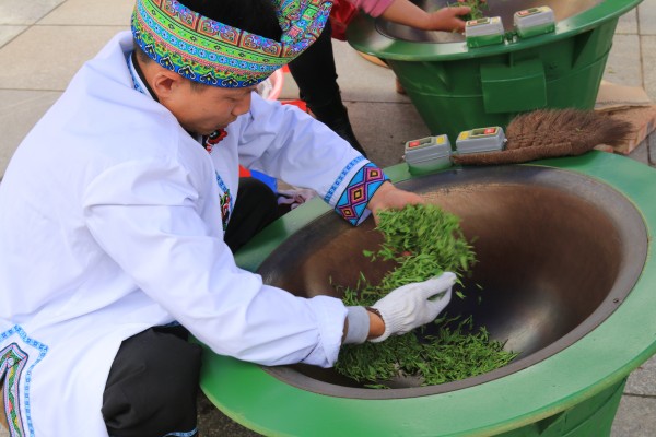 conew_制茶现场，选手们对茶叶进行杀青的流程