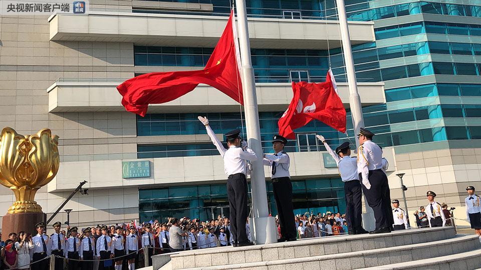 9月8日,香港逾千名各界人士在金紫荊廣場舉行隆重的升旗儀式,共唱國歌