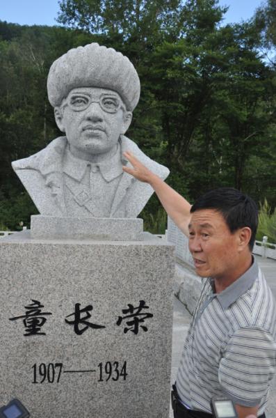 听金春燮讲童长荣的故事    丁陆洋摄