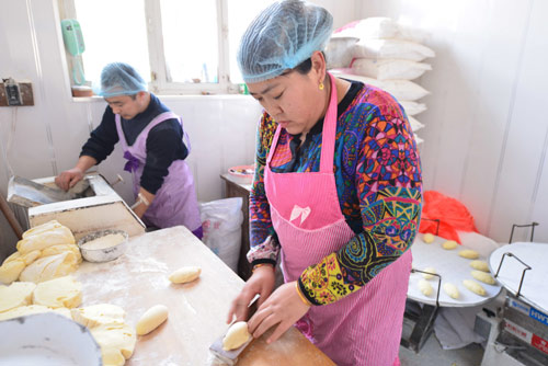 孫貽淑與丈夫在加工花餑餑-鞠