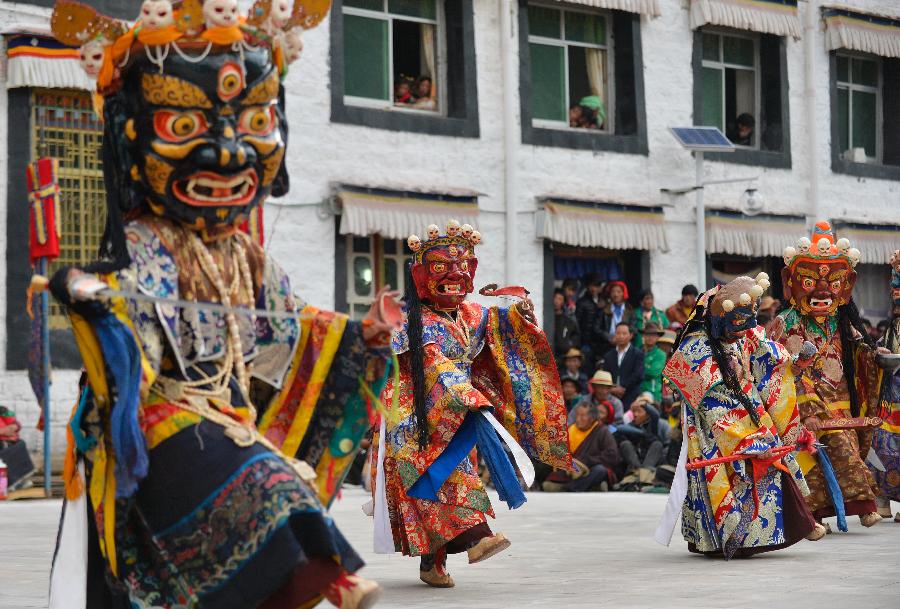 直贡梯寺法会上的金刚神舞