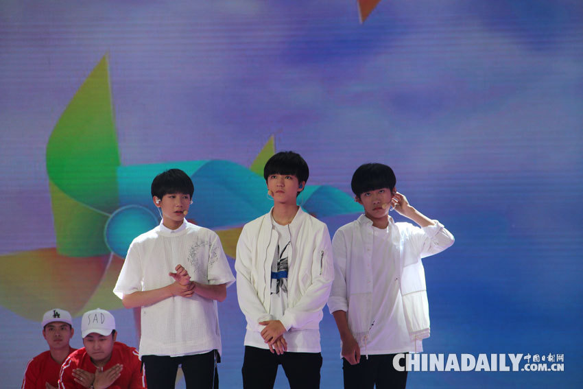 TFBOYS参加央视六一晚会录制 并为中国日报35周年献祝福