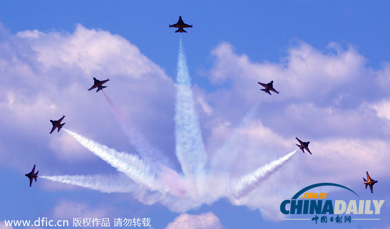韩国空军“黑鹰”举行飞行表演 动作娴熟配合默契
